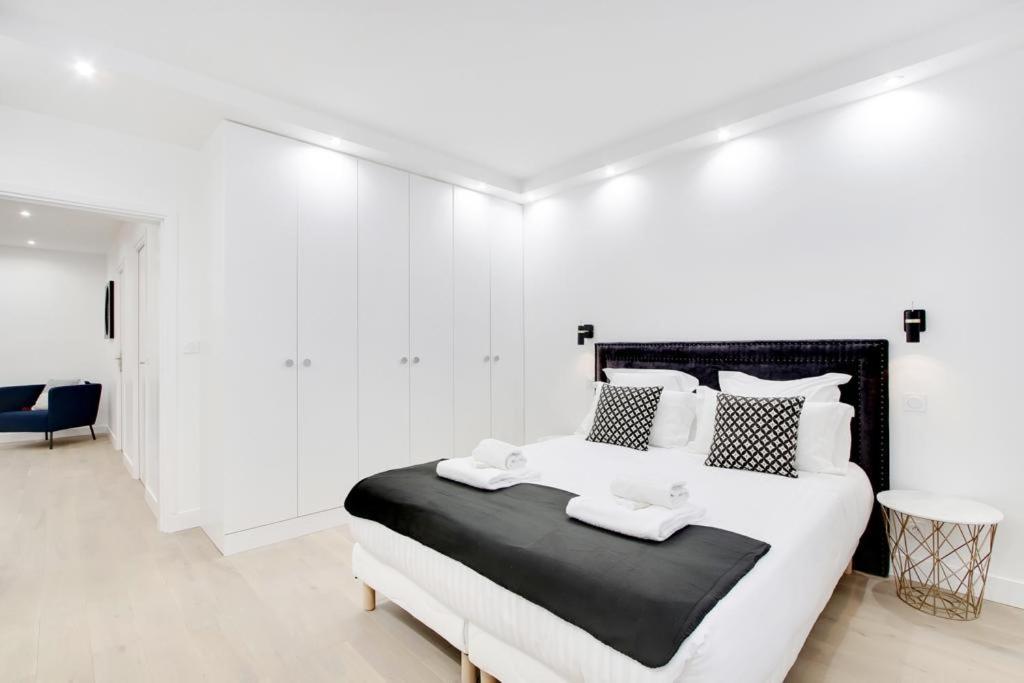 Trocadero/ Eiffel Tower - 3 Bedrooms- All New! パリ エクステリア 写真